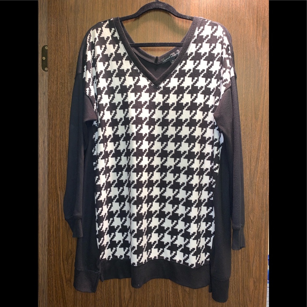 Super comfortable black and white sweater